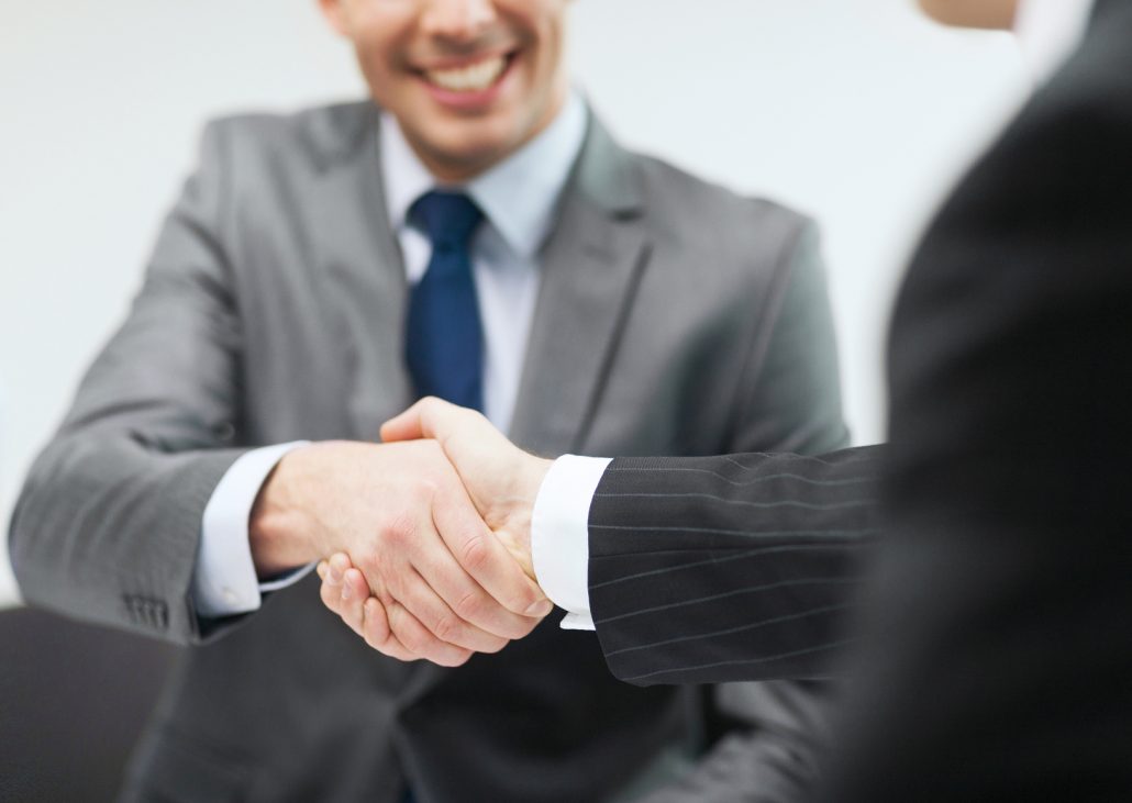 Geschäftsmann und M&A Berater beim Business Handshake