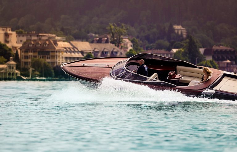 Dr. Florian Koschat am Wörthersee mit dem Riva Motorboot